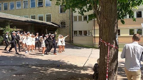 Det var glada tjut när studenterna på Solbergagymnasiet fick sprang ut idag.