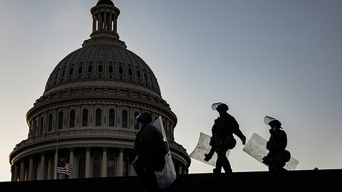 Soldater i nationalgardet med kravallutrustning utanför kongressen i Washington DC.
