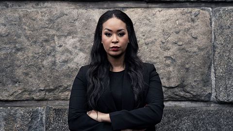 Dildoda otirgan holda minatatsiya qilayotgan ayolning porno videosi