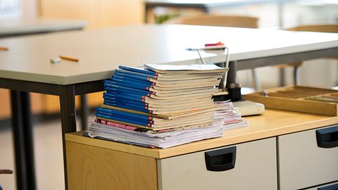 Giáo viên bị bắt vì nghi ngờ hiếp dâm trẻ em tại trường học ở Borås | Tin tức SVT