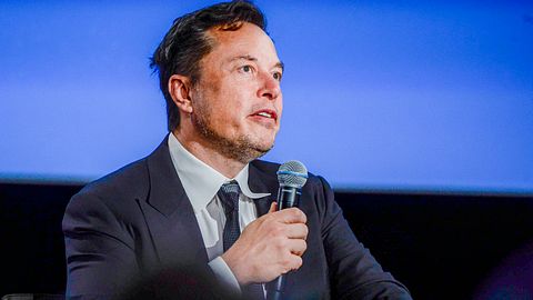 Elon Musk ska lansera nya AI-tjänsten TruthGPT | SVT Nyheter