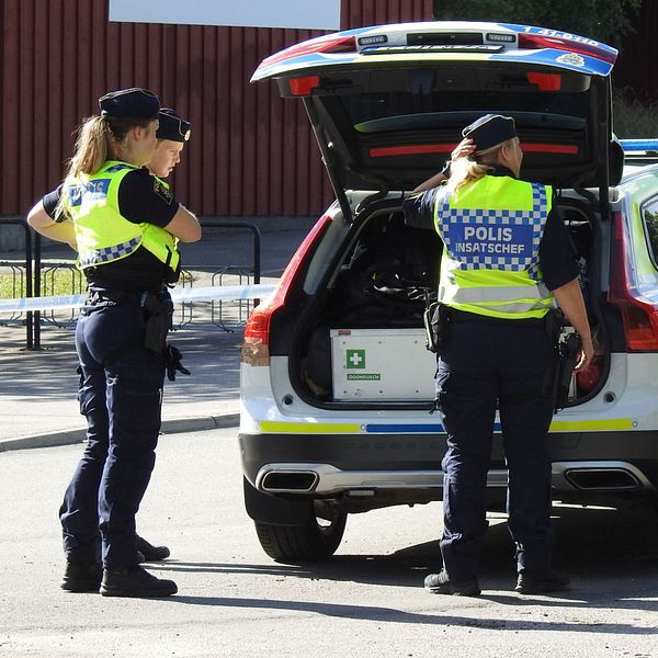 På den vänstra bilden är det poliser som står vid en polisbil med bagageluckan öppen och till höger är en bild på Daniel Eriksson, gruppchef för grova brott i Nyköping.