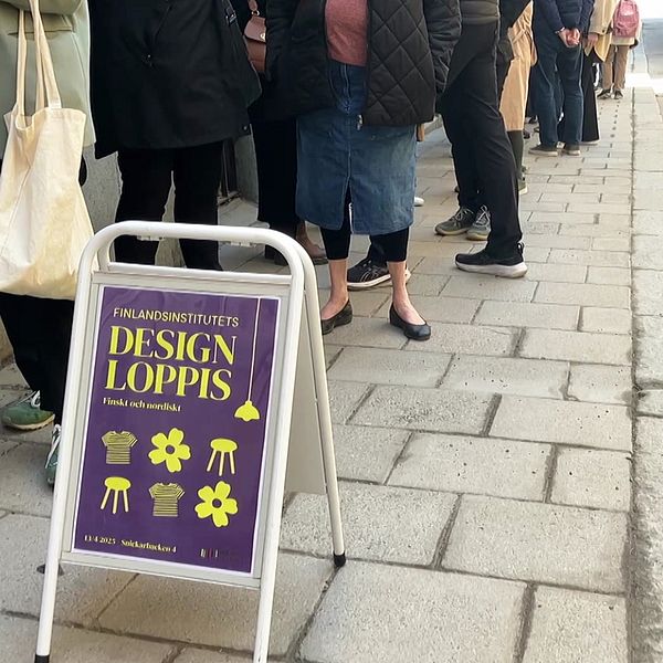 Tvådelad bild. Vänster: kö vid ”Design Loppis” skylt. Höger: person inne i loppis håller upp en rödrutig jacka.