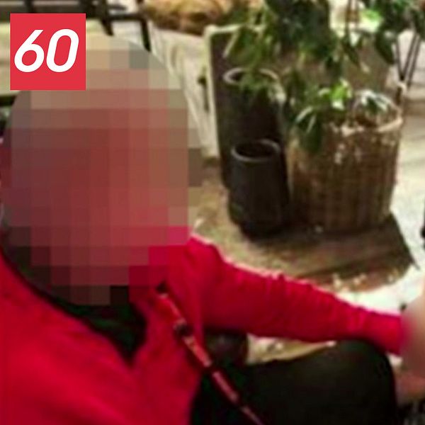 Bild på en person med suddig bakgrund som sitter på en stol, delvis döljer deras ansikte. Till höger finns en silhuett av en rullstol i ett rum med ett fönster där ljus strömmar in, vilket skapar en dramatisk effekt.