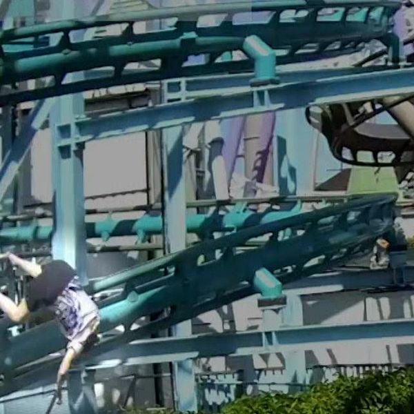 Karin Elmegard vid Jetline på Gröna Lund efter olyckan, synlig nära berg- och dalbanan.