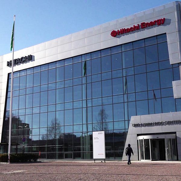 en bild av Hitachi Energys fasad och en omriktarstation