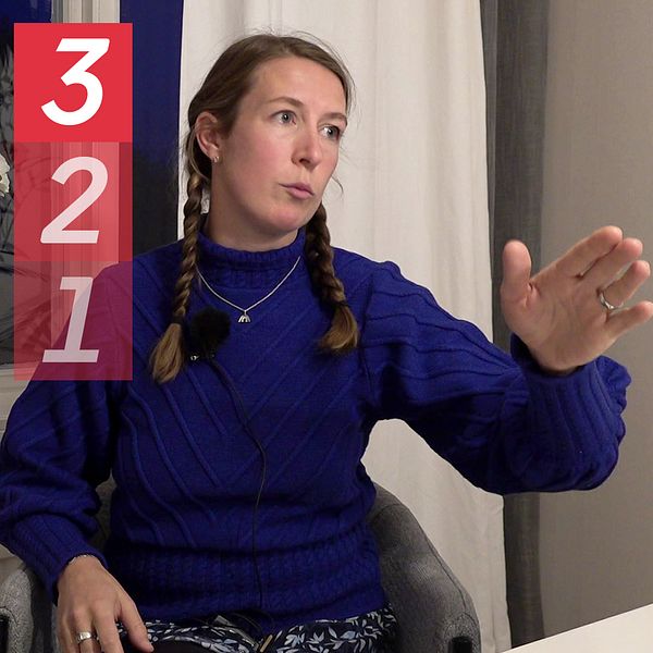 Doulan Morlin Schubert, kvinna med flätor och blå tröja som sitter i en stol, förklarar vad man ska tänka på som stödperson åt en födande under en förlossning