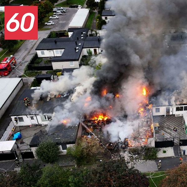 Ett radhus sprängs och en kraftig brand utbryter. Det handlar om hämndsprängningen i Hässelby. Här en drönarbild över det brinnande radhuset.
