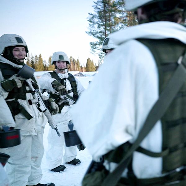 Flera soldater iklädd uniformer med vinterkamouflage.