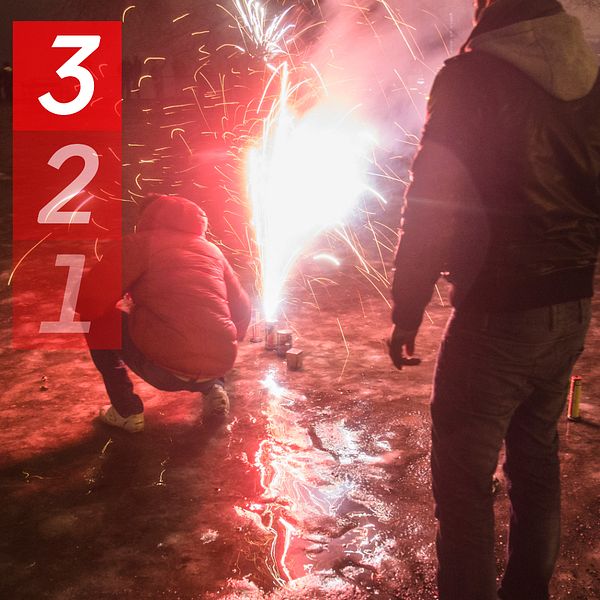 Delad bild. Två personer tänder fyrverkerier till vänster. Brandingenjören Dick Lidholm vid räddningstjänsten i Eskilstuna till höger.