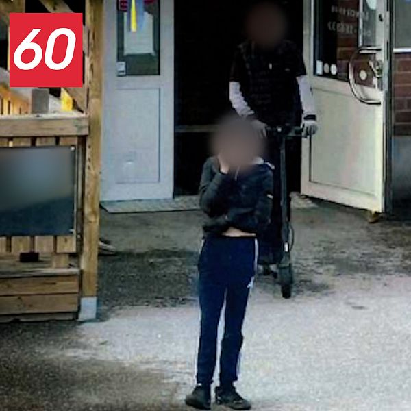 Tre tonårspojkar med blurrade ansikten utanför en restaurang.