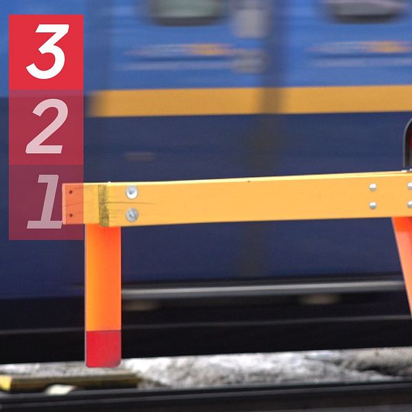En bild på en järnvägsbom med varningslampa och ”kjolar” det vill säga plastremsor med reflex som hänger på bommen för att förhindra spårspring