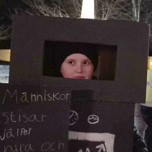 En delad bild som visar två scenarier från en festlig sammankomst. Den vänstra sektionen visar en person klädd i en svart lådliknande kostym med en skylt som beskriver att de hjälper andra. Den högra sektionen visar en person klädd i röd tröja och en svart hatt med öron, uppenbarligen del av ett festligt tema.