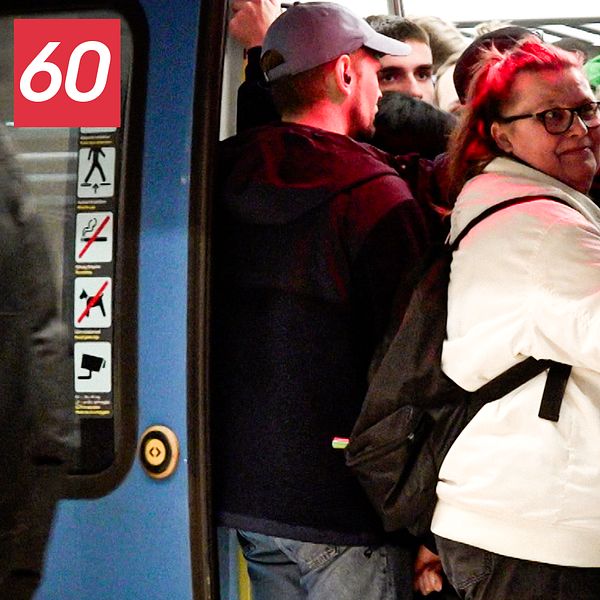 Folk tränger sig på ett fullt pendeltåg vid Stockholms central.