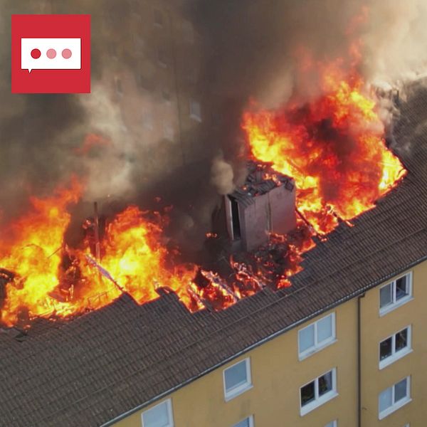 Brand i ett tak på flerfamiljshus