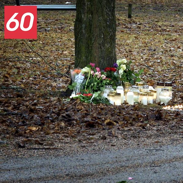 Tre personer omkom vid en järnvägsövergång i Örebro i februari. Här står tända ljus och blommor ligger på marken.