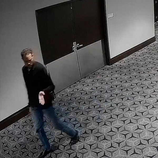 Cole Tomas Allen går i en hotellkorridor kvällen före skjutningen.