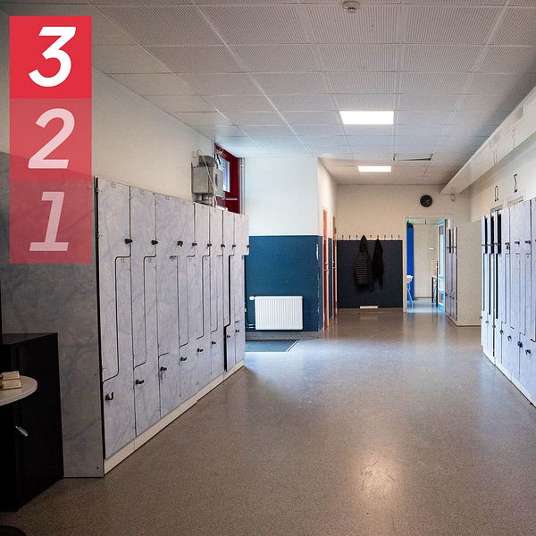 En tom skolkorridor med skåp efter båda sidorna