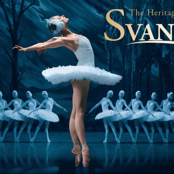 En delad bild som innehåller två sektioner. Till vänster visas en ballerina som utför en piruett i en elegant vit balettdräkt, omgiven av en grupp andra ballerinas i bakgrunden. Bakgrunden är mörk och förtrollande, vilket förstärker den dramatiska scenen. Till höger finns en man, klädd i en ljus skjorta och kavaj, som ser ut att prata, men ansiktet är otydligt.