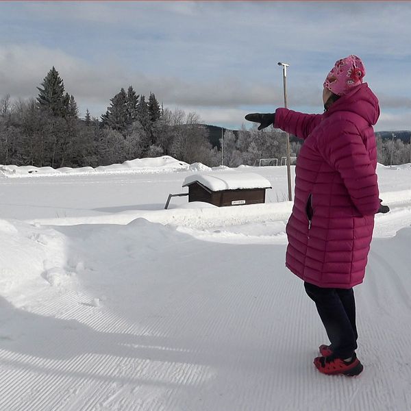 Två bilder: Rektor – kvinna i vinterjacka – pekar ut över snöbelagd grusplan. Närbild kommunalråd Lars-Gunnar Nordlander