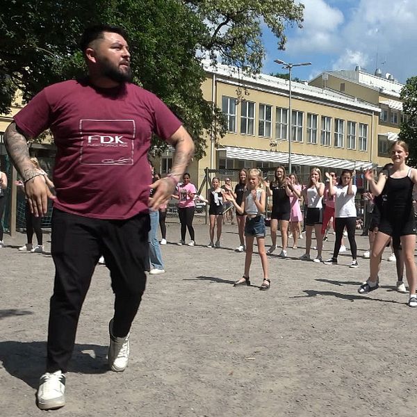 dans och en bild på felicia som omkom i olyckan utanför Kimstad
