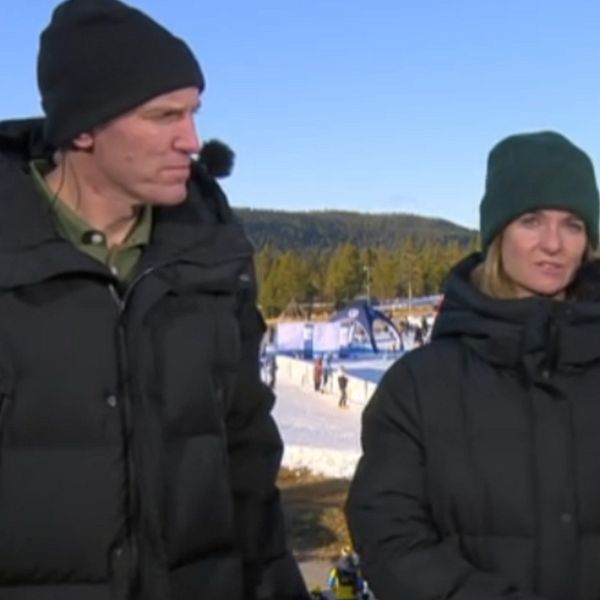 Bildens vänstra sida visar två personer klädda i tjocka jackor som står utomhus på en snöig plats med berg och ett skidområde i bakgrunden. Den högra sidan visar en närbild på en person med lockigt hår som bär en mörk tröja, sittande i ett inomhusmiljö.