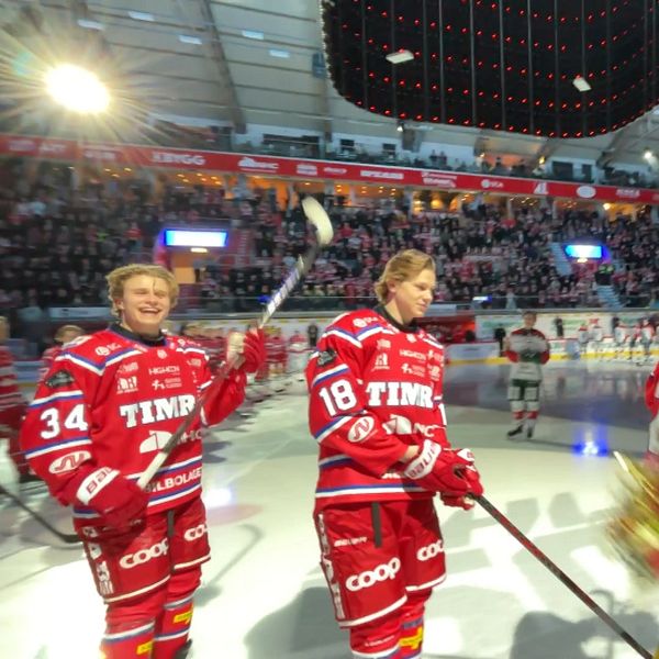 Timråspelare firas på isen inför stor publik efter JVM-guldet före match mot Frölunda.