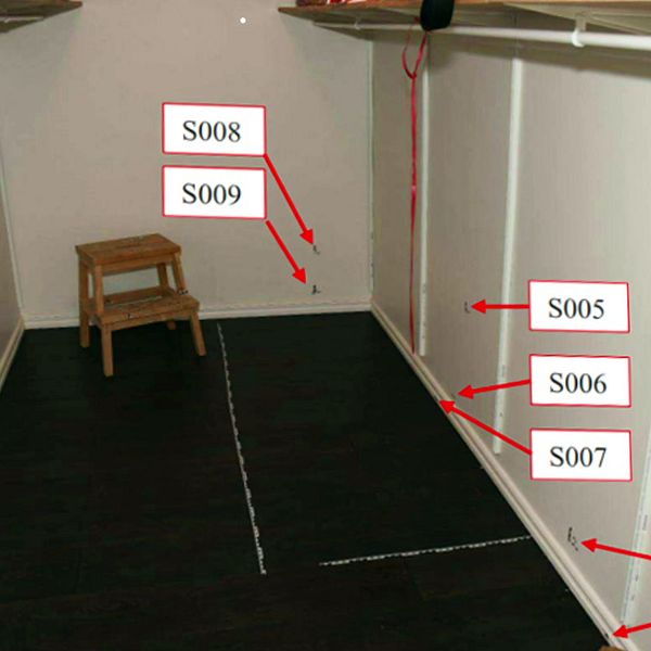 Ett litet rum med en pall där teknisk bevisning pekas ut med grafiska pilar.