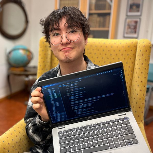Tvådelad bild. Till vänster: person visar kod på laptop. Till höger: person pysslar vid skrivbord.
