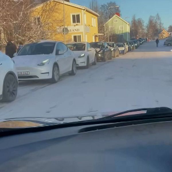 En delad bild som visar en snötäckt gata med lång bilkö som sträcker sig längs med hela gatan. Till höger visas en annan del av gatan med några bilar, däribland vita och svarta elbilar som gör en sväng.