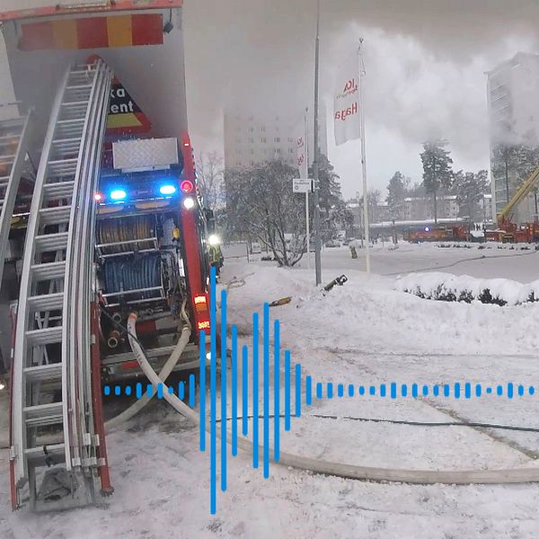 Brandbil utanför den rykande ica-butiken vid branden på Haga i Västerås