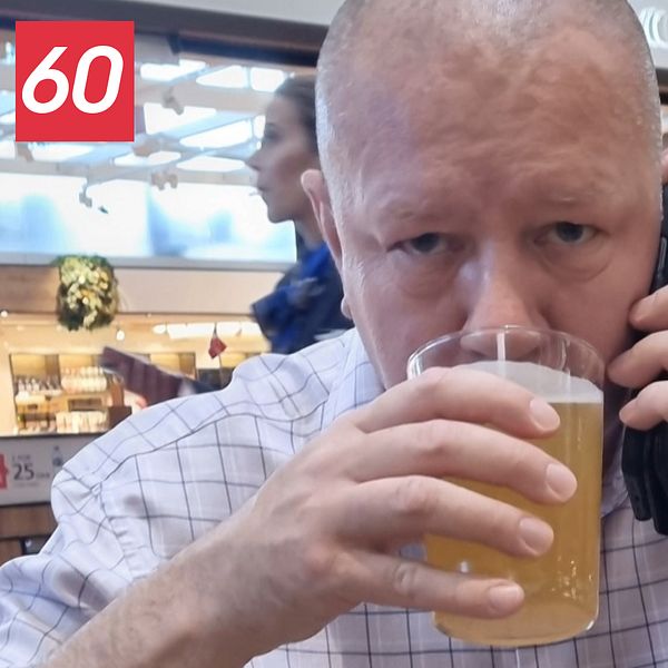 Roger Fredriksson (M) dricker en öl.