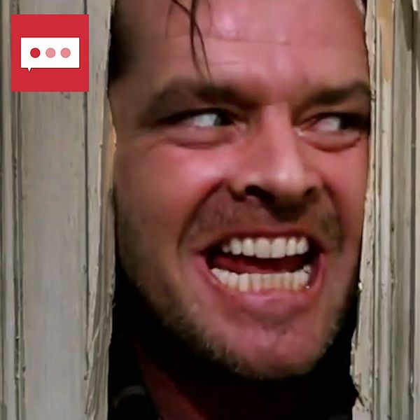 Jack Nicholson i filmen The Shining – klassisk scen ur en skräckfilm och SVT:s kulturreporter Lydia Faran-Lee i randig tröja och uppsatt hår