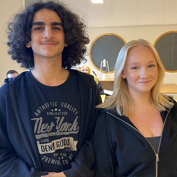 Motaz Gurli och Livea Blent till vänster. Till höger står Motaz och pekar in i ett duschbås.
