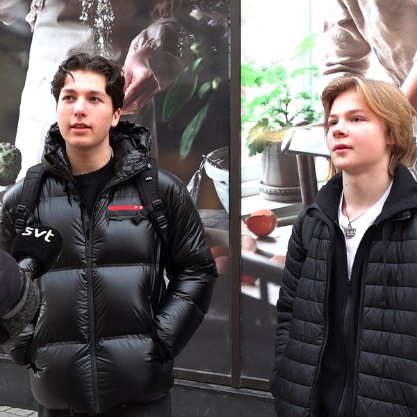 Noah och Dexter står i vinterkläder på en gågata i centrala Skellefteå. Monica står också på gågatan och ler mot reportern