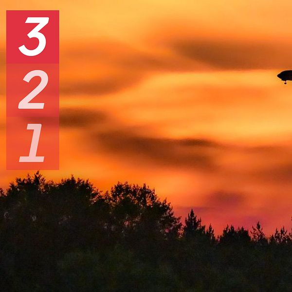 Flygplan mot röd/orange himmel i skymningen.