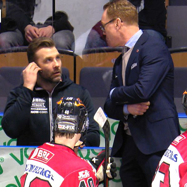 Till vänster: stillbild från hockeymatch där materialare står med handen över en hörselsnäcka i örat och pratar med en kostymklädd man i ett hockeybås. Höger: Porträttfoto på Emil Kåberg, materialförvaltare i Örebro Hockey.