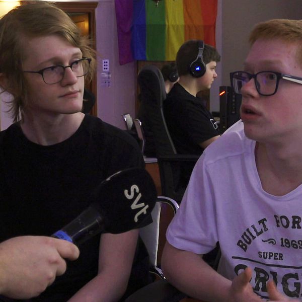 Två unga män som spelar datorspel på konfirmationen i Örebro