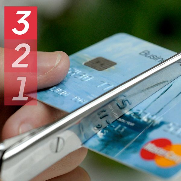 Ett kreditkort som klipps isär