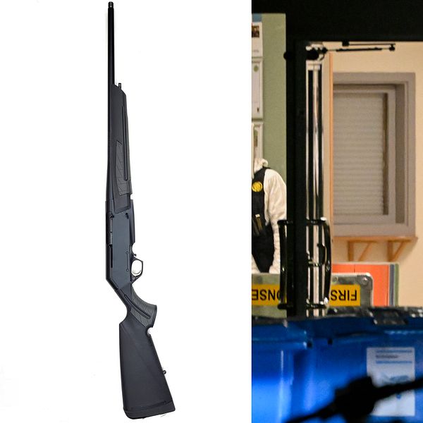 Delad bild. Den vänstra sektionen visar ett gevär placerat på en vit bakgrund. Den högra sektionen visar kriminaltekniker i vita skyddsdräkter som undersöker en brottsplats, med kameror i händerna, i en byggnad med öppna dörrar och blå soptunnor i förgrunden.
