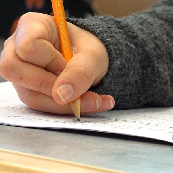 Skola, elev som skriver