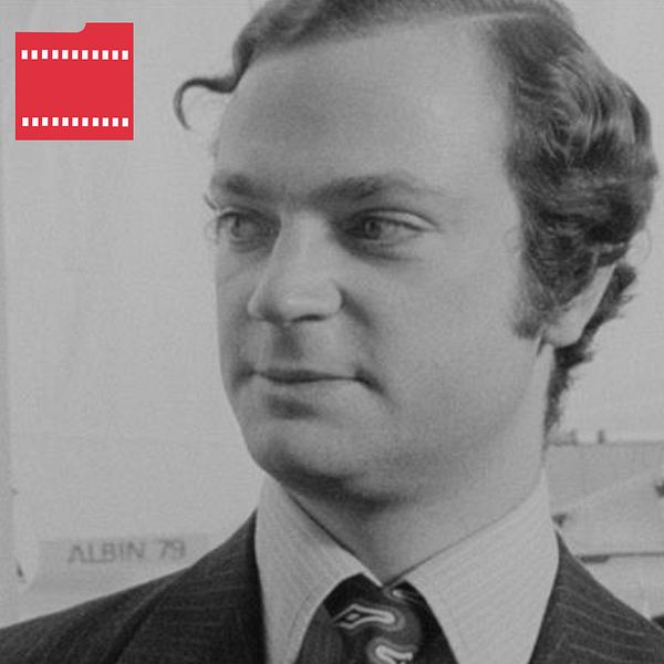 Till vänster en svartvit porträttbild på Kung Carl XVI Gustaf. Till höger en färgbild från ett båtmässa, där flera motorbåtar är uppställda i en stor lokal med besökare som går runt och tittar.