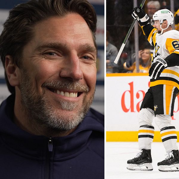 I mitten av bilden syns en ishockeyspelare iförd vit, gul och svart matchdräkt, som firar med en uppsträckt arm och håller en klubba.