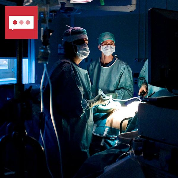 Kirurger står och genomför en titthålsoperation. Bild av läkaren Christoph Ansorge till höger.