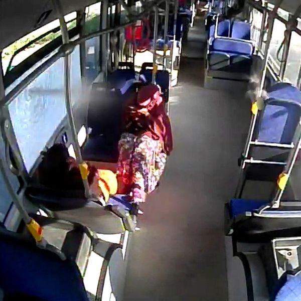 Montage från skottlossning mot en buss.