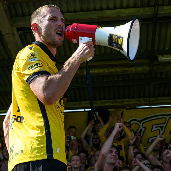 Adam Petersson firar med supportrar efter comeback i Mjällby-tröjan.