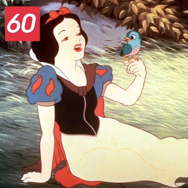 Från den tecknade Snövit-filmen från 1937 till vänster. Rachel Zegler till höger.