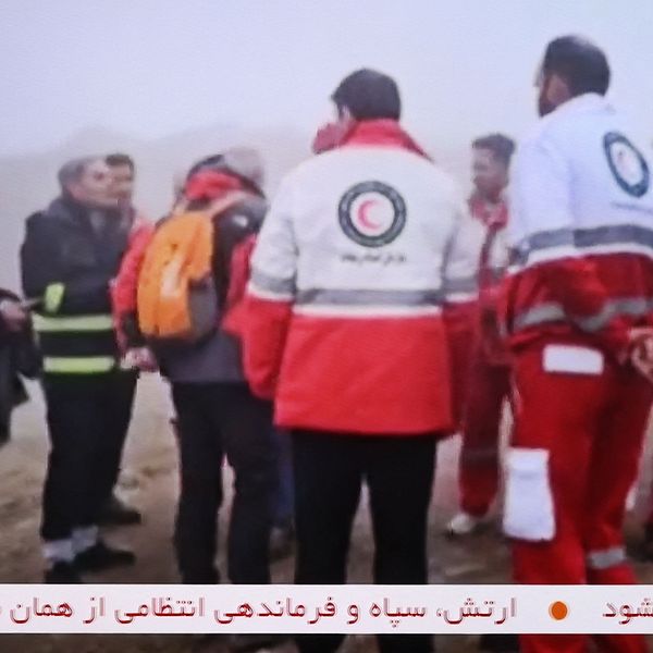 Räddningsarbete efter att Irans president kraschat i en helikopterolycka.