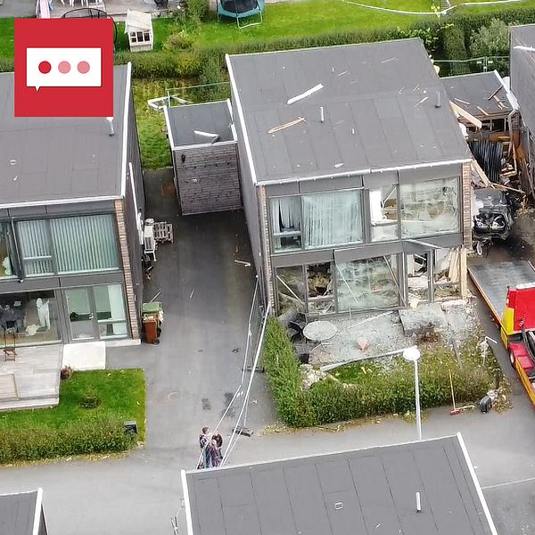 Förstört hus till vänster, kvinna i prickig klänning till höger.