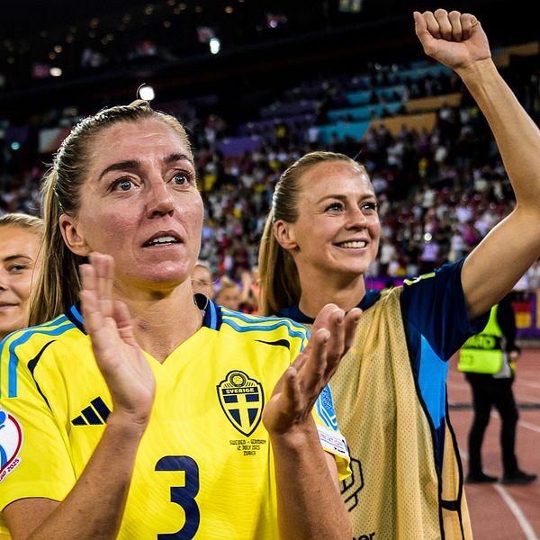 Linda Sembrant applåderar i svenska landslagets fotbollströja under en match.
